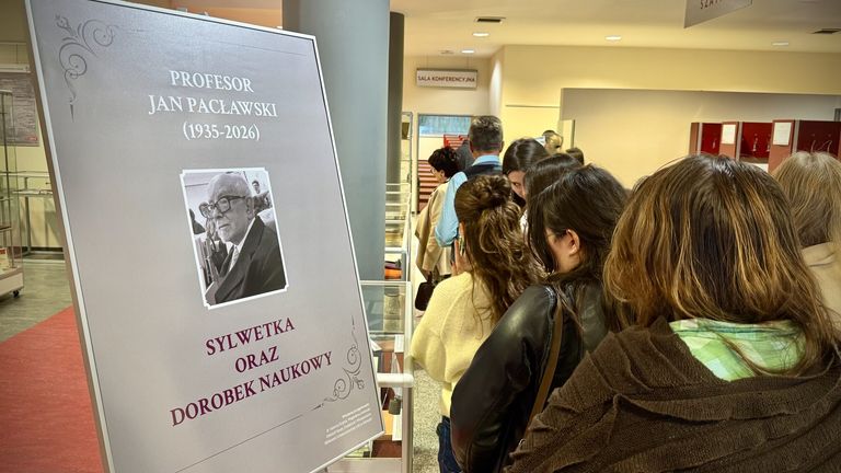 Uczestnicy przeglądają wystawę poświęconą Pacławskiemu