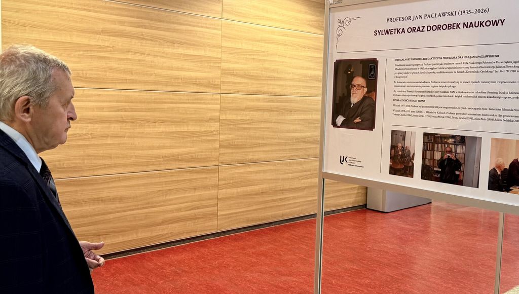 Uczestnik ogląda wystawę poświęconą Pacławskiemu