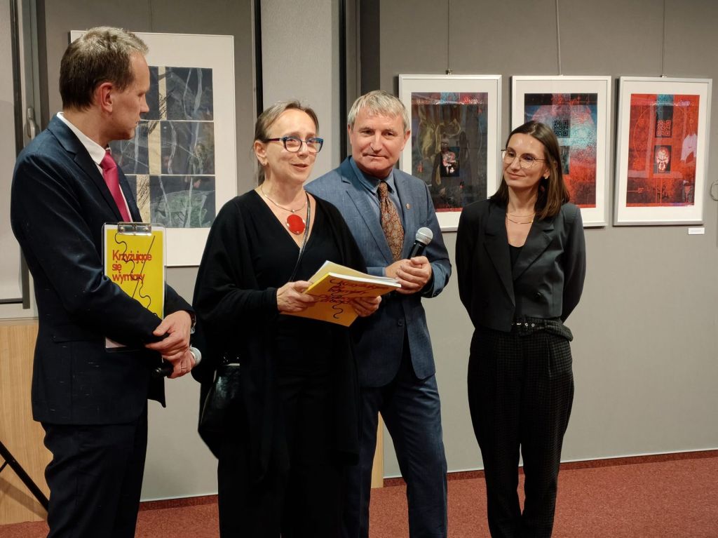 Pracownicy z uczestnikami podczas noc bibliotek